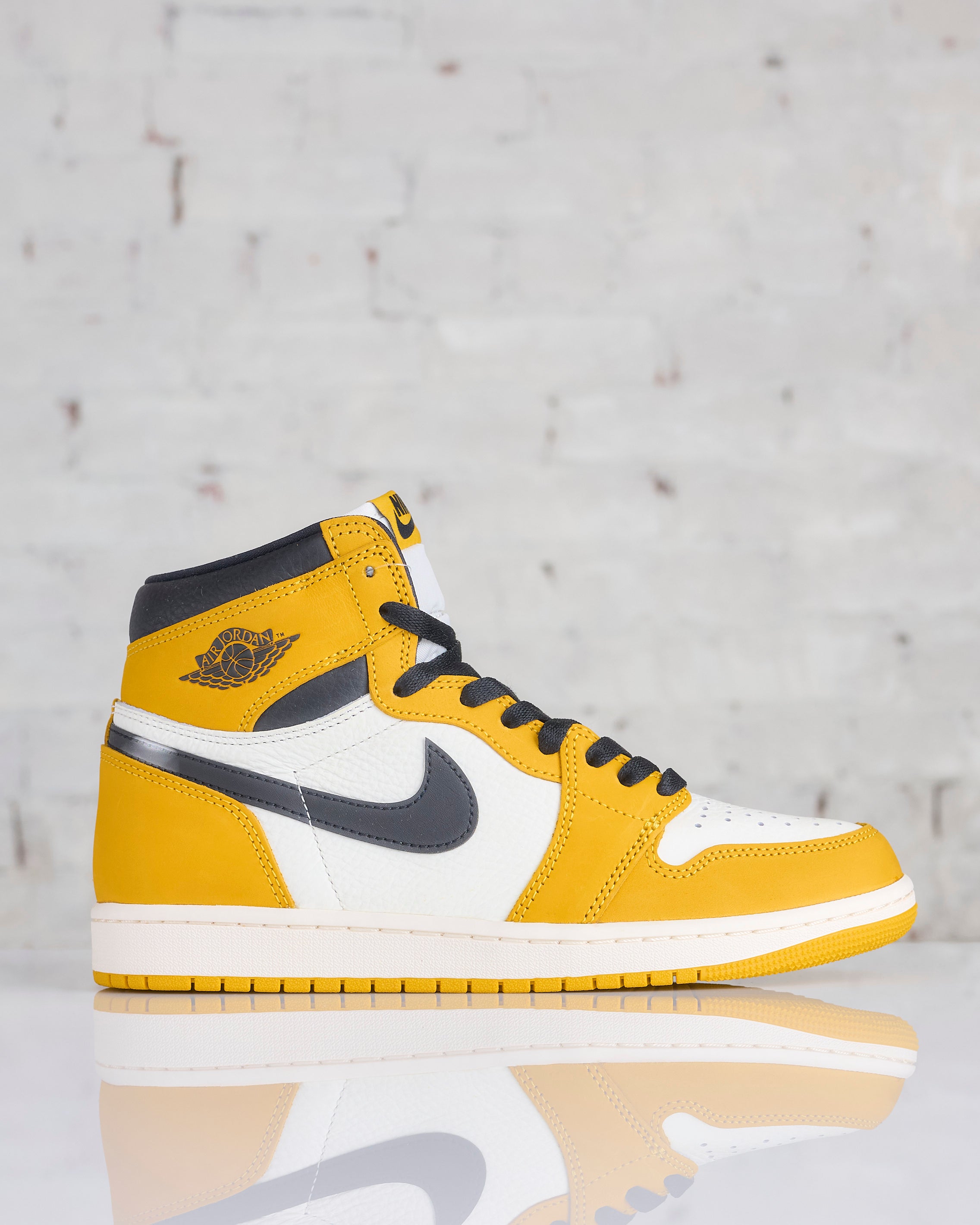 Jordan 1 black on sale yellow