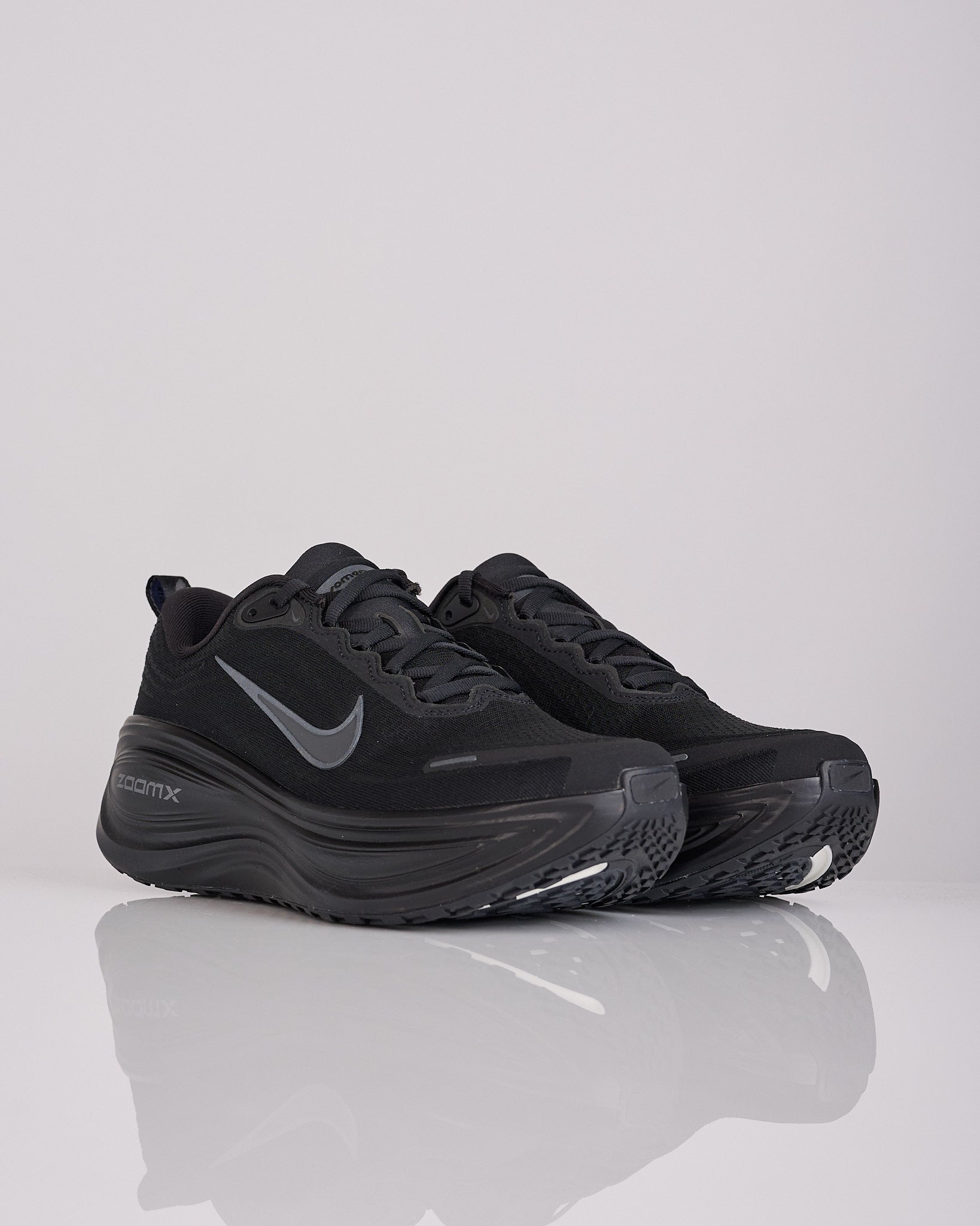 靴 Nike Vomero Plus Black/llic DarkGrey Nike Vomero Plus Black Dk Smoke Grey-Mtlc Dark Grey HV8150 003