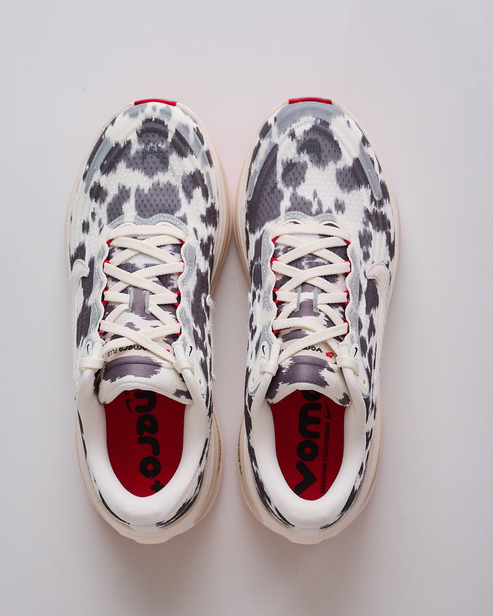 Nike Vomero Plus Sail Sail-University Red-Lt Orewood Brn IR0032-100