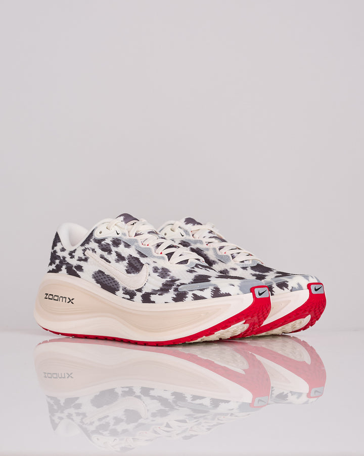 Nike Vomero Plus Sail Sail-University Red-Lt Orewood Brn IR0032-100