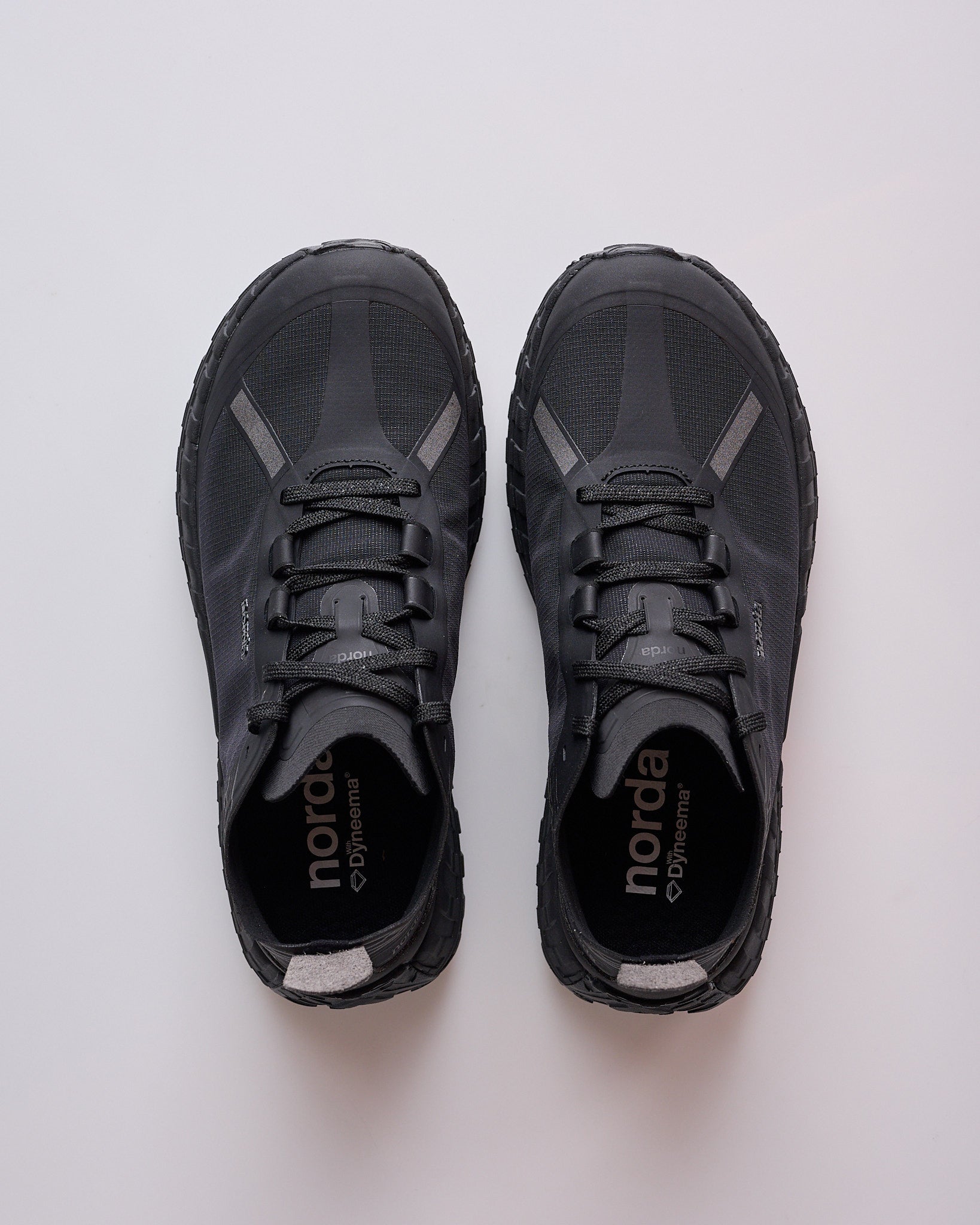 Norda 001A Stealth Black – LESS 17