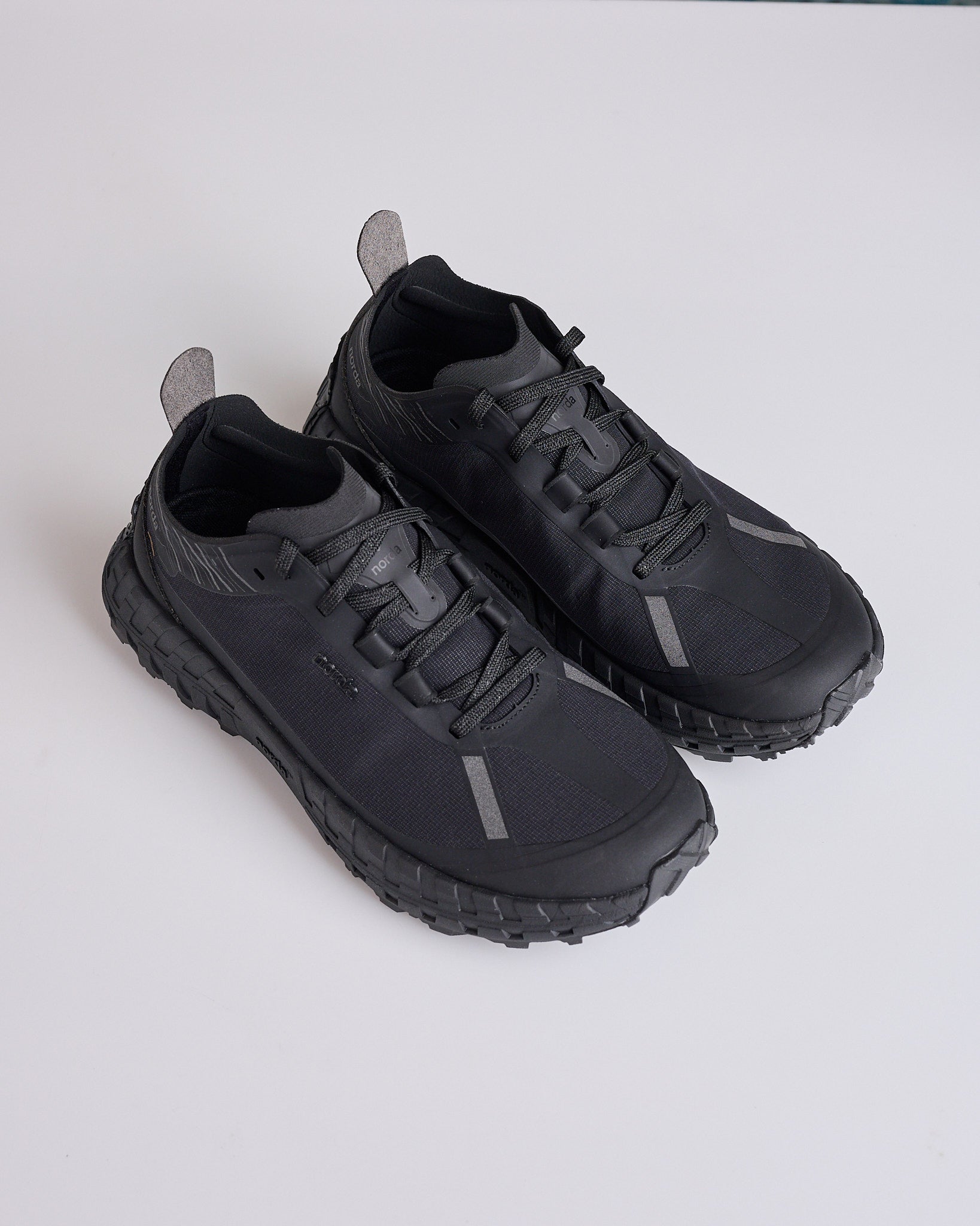 Norda 001A Stealth Black – LESS 17