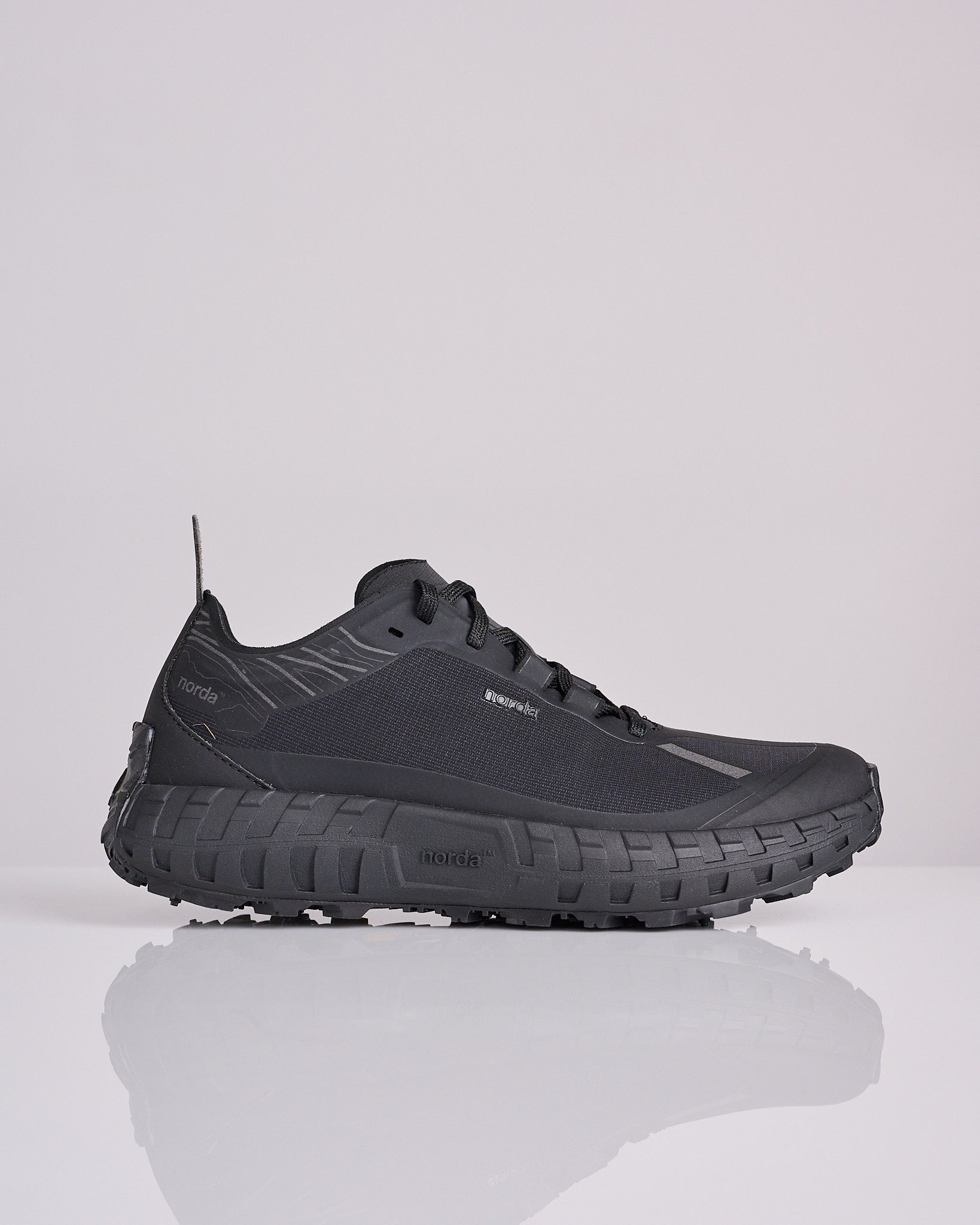 Norda 001A Stealth Black – LESS 17