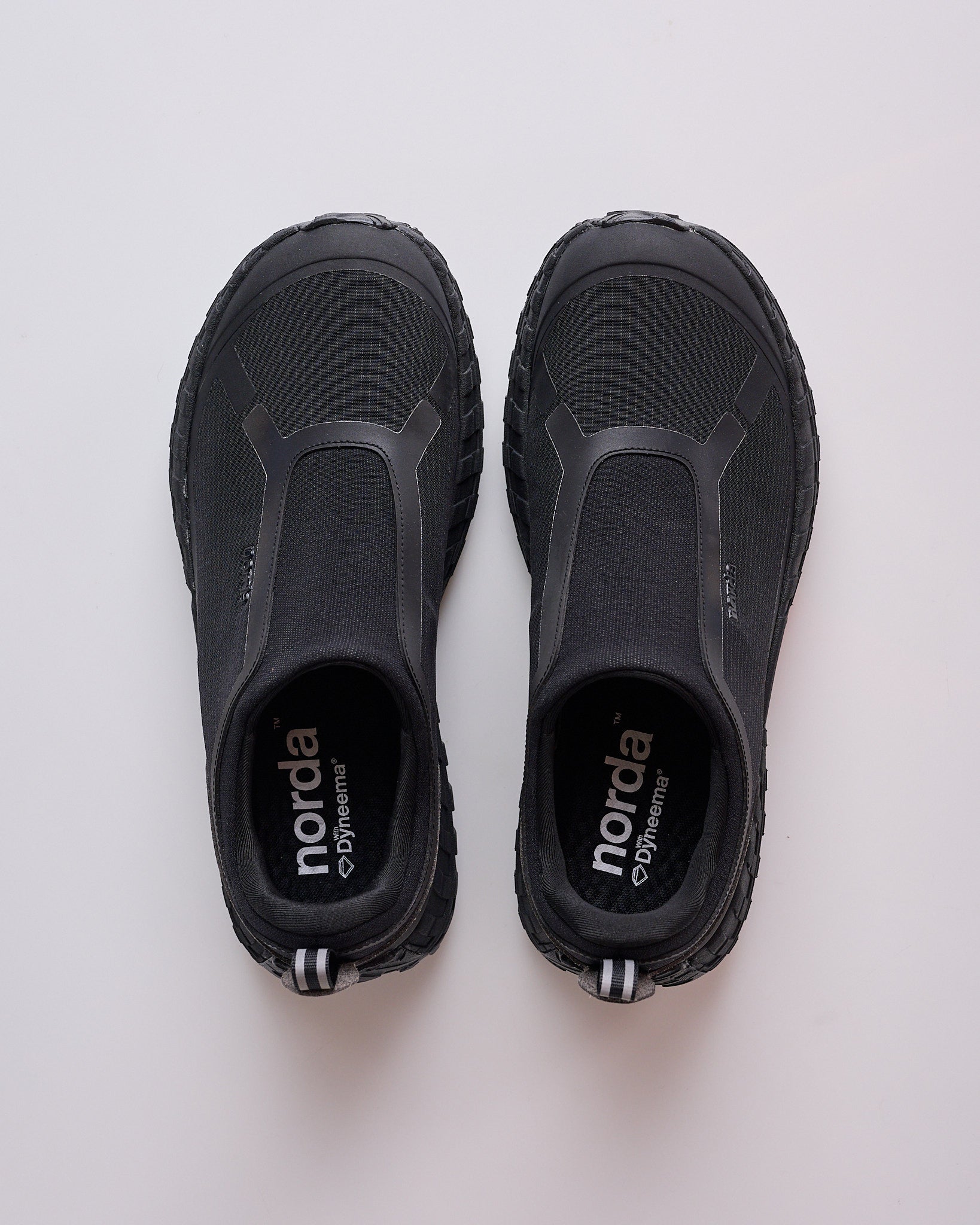 Norda 003 Pitch Black – LESS 17