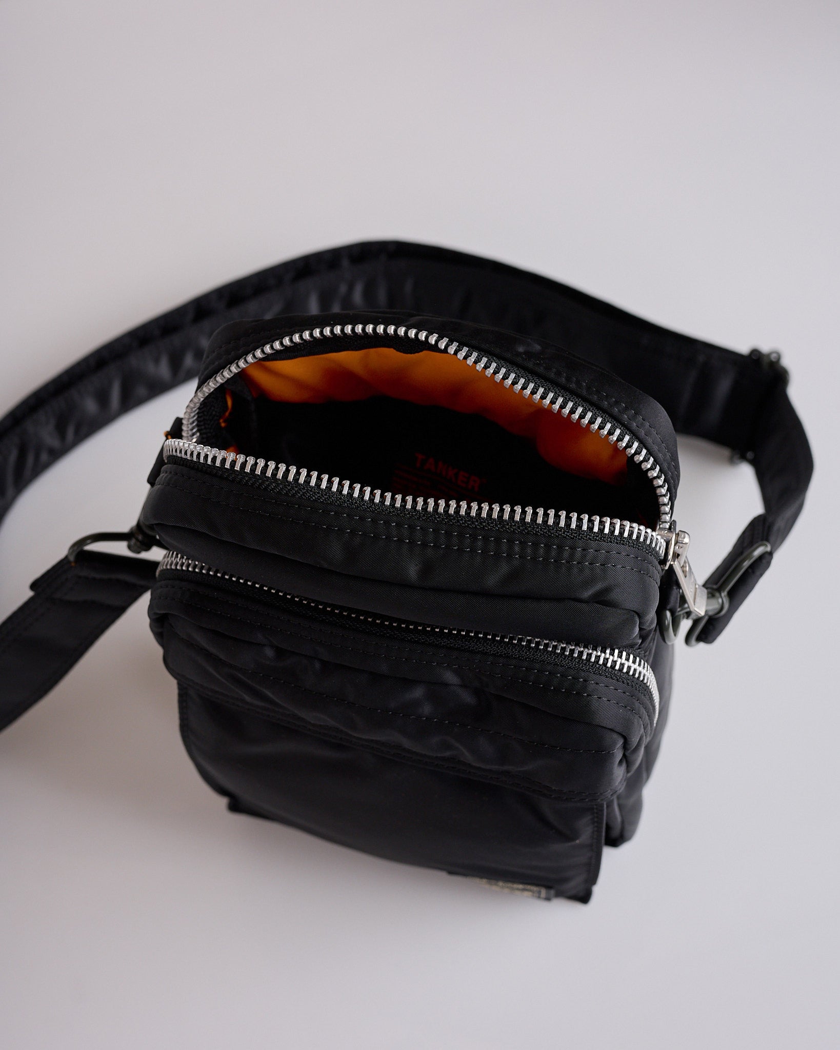 PORTER / TANKER BAG 黒 TANKER(タンカー) SLING BAG W zip(XL) | 吉田カバンホームページ