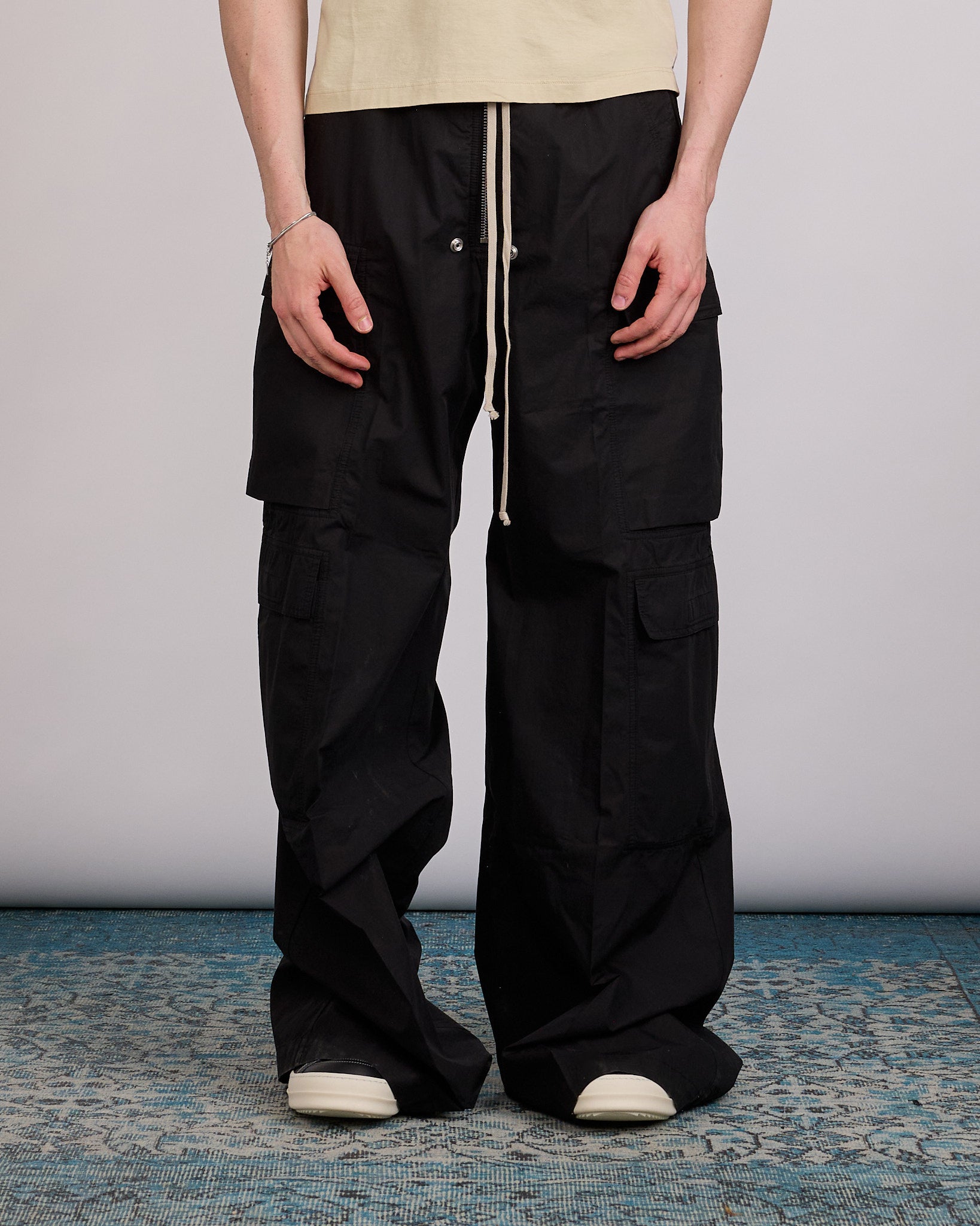 パンツ rick owens 23ss cargo bela Rick Owens Bela Cargo Pants in Black | FWRD