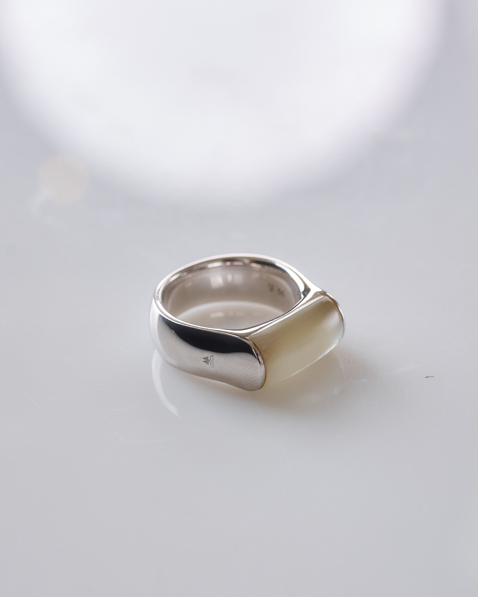 Tom Wood Crest Ring 925 Silver Mother of Pearl – LESS 17