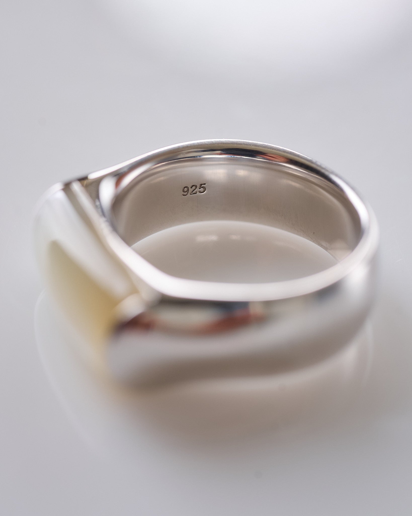Tom Wood Crest Ring 925 Silver Mother of Pearl – LESS 17
