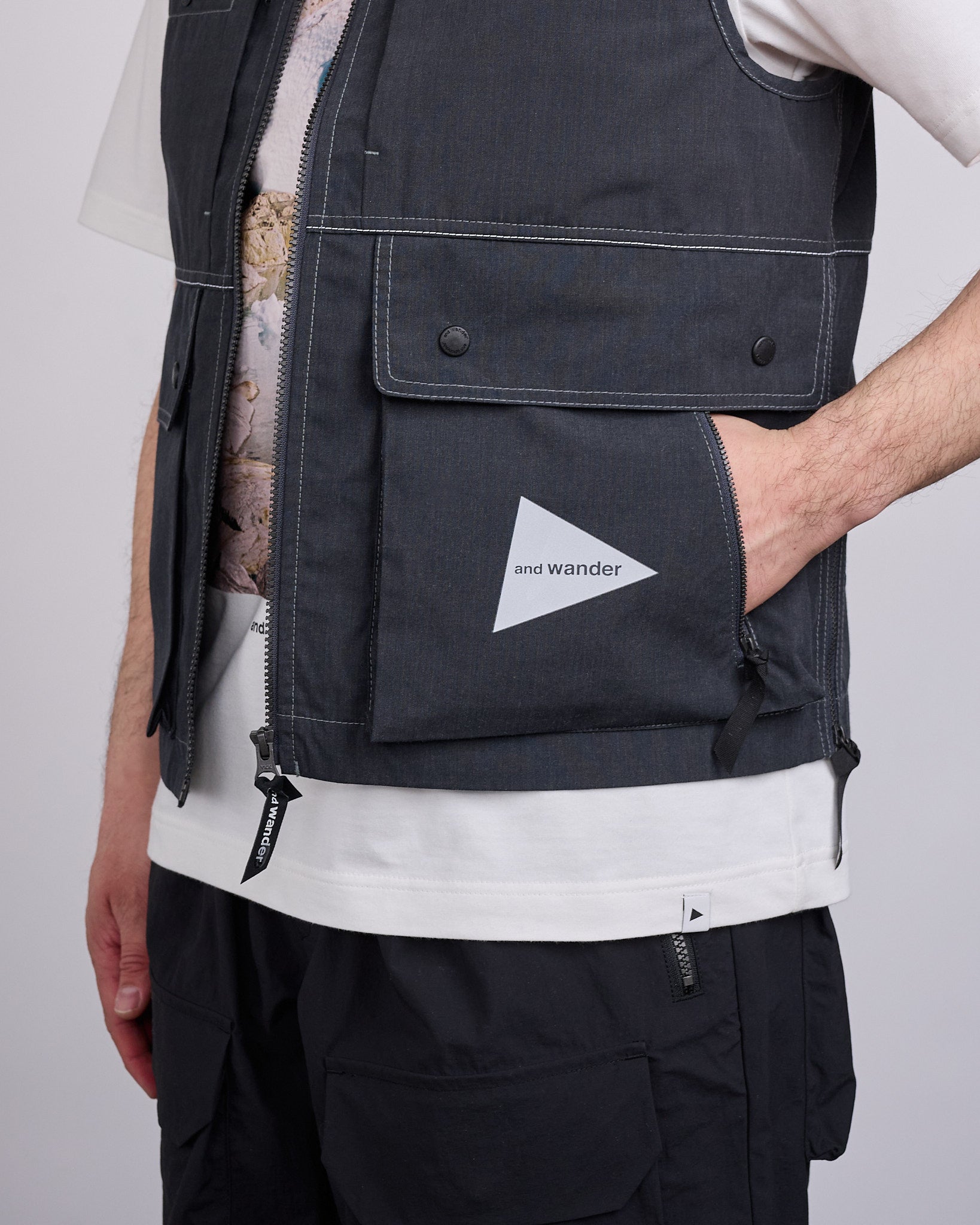 and wander Tough Aramid Cargo Vest (M) Charcoal – LESS 17