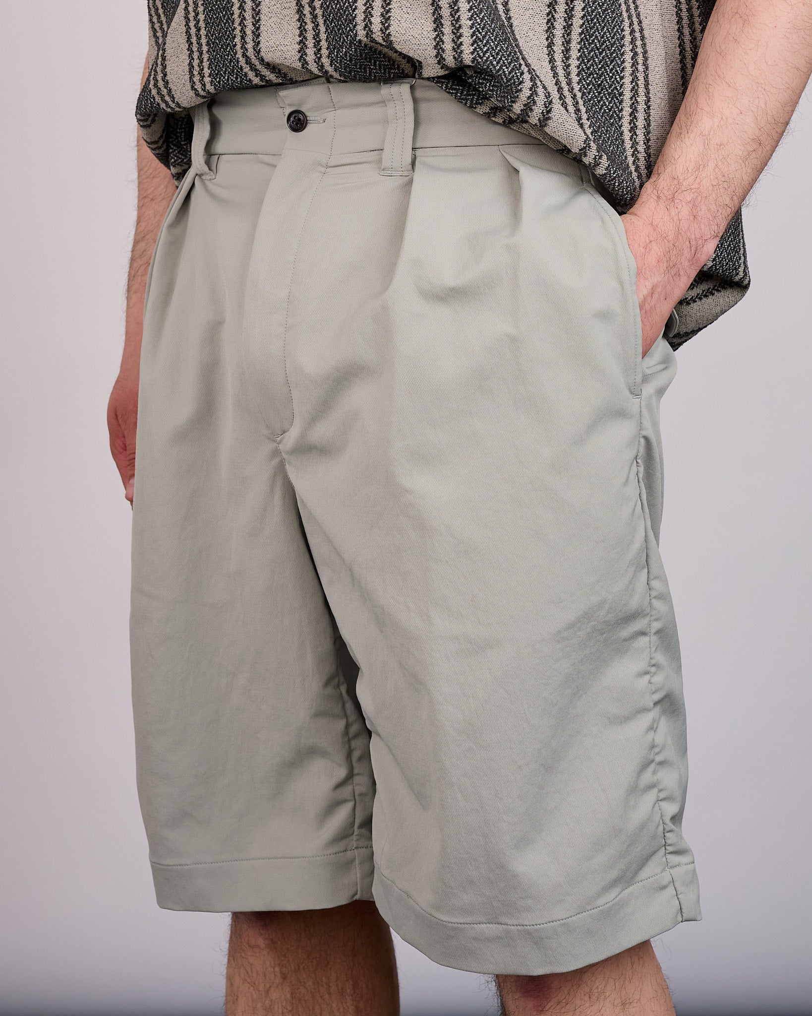 nanamica ALPHADRY Double Pleated Short Light Khaki – LESS 17