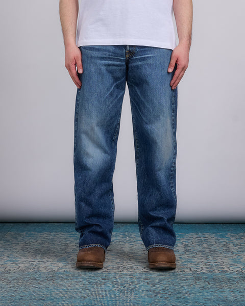 Oldindan korish bilan gozal erotika Bir kishi temir yol vokzalida siltana boshladi.