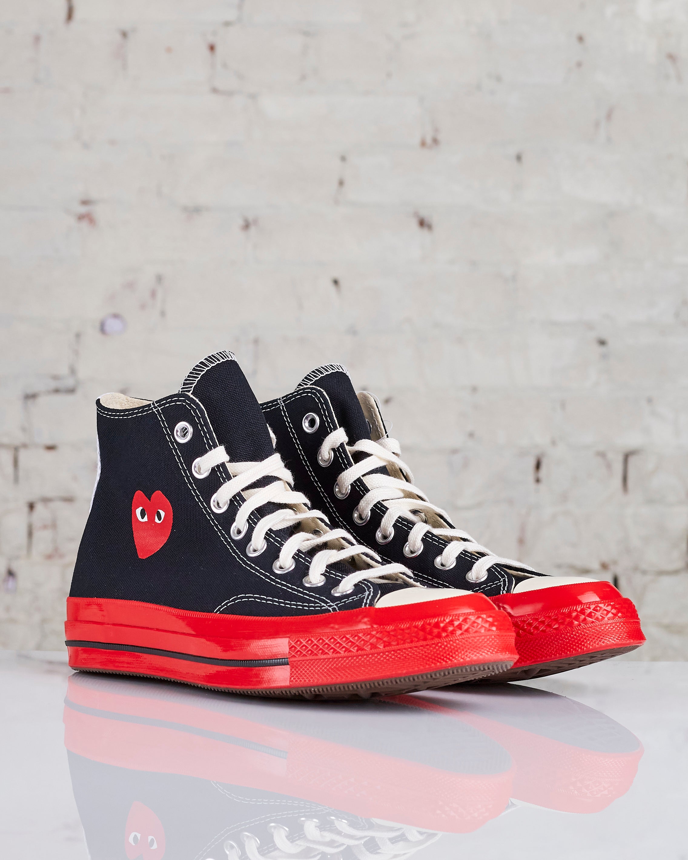 Chuck taylor 2024 red heart