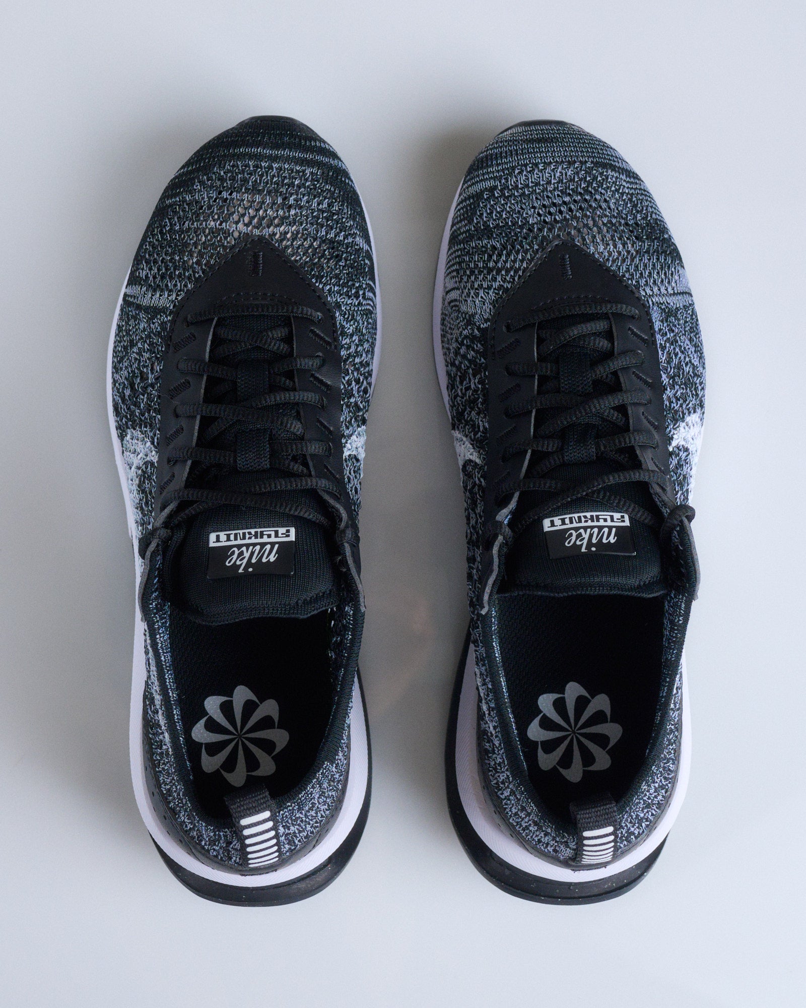 Nike flyknit racer black sale white womens